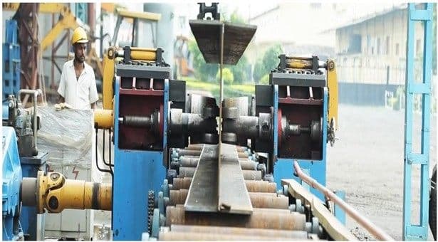 Hydraulic beam straightening machine with operator